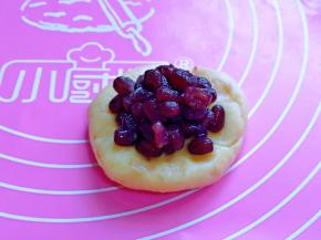 取一块面团，擀面杖擀成圆饼，加入蜜豆。(蜜豆的量可以根据个人喜欢添加)
