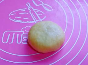 如包子手法包起来，收口捏紧，朝下，用掌心轻轻按扁。