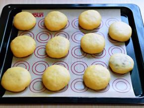 依次做完，放在垫好油纸的烤盘中，并间隔距离。