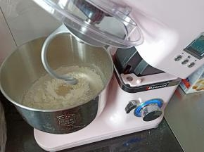 主材料除黄油和盐按顺序放入厨师机，一档搅打15分钟