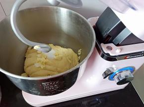 放入黄油和盐继续搅打10分钟（这个面团无需出膜）
