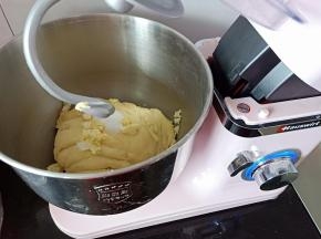 放入黄油和盐继续搅打10分钟（这个面团无需出膜）