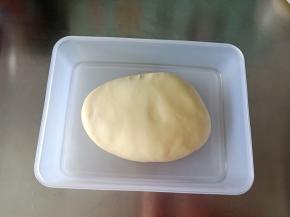 放入保鲜盒，置于温暖处发酵