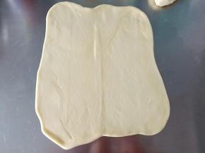 取出排气后静置15分钟，把面团平均分成3份，取一份擀成长大概20×30厘米的长方形