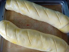 发酵至2倍大，取出刷一层蛋黄液
用锋利的小刀割口