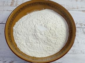 面粉中加入盐，用来增加面粉的筋性