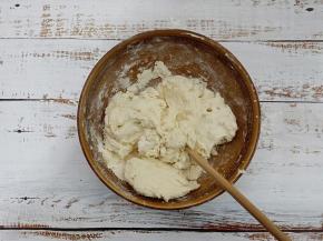 一半面用150克开水和，一半面用100克冷水和。
半烫面的手法是为了让面团更加柔软