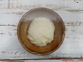 表面抹10克食用油，盖保鲜膜放冰箱冷藏松弛一晚