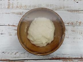 表面抹10克食用油，盖保鲜膜放冰箱冷藏松弛一晚