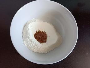 接下来制作油酥
面粉中加入盐和五香粉