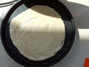 电饼铛预热，刷油，放入擀好的面饼