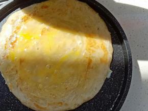 翻面刷一层蛋液，继续盖盖烤至鸡蛋熟透就可以了