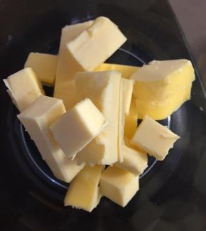 首先制作酥粒，将冷藏的黄油切成小丁。（必须是冷藏的）