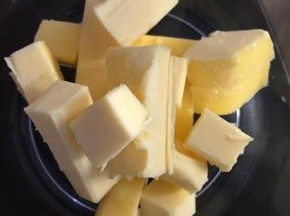 首先制作酥粒，将冷藏的黄油切成小丁。（必须是冷藏的）