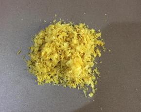 用工具把柠檬皮削下备用。