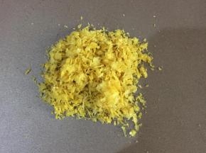 用工具把柠檬皮削下备用。