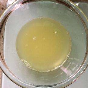 柠檬汁放在室温中备用。