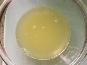 柠檬汁放在室温中备用。