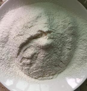 低筋面粉和泡打粉混合后过筛备用。