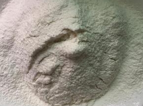 低筋面粉和泡打粉混合后过筛备用。