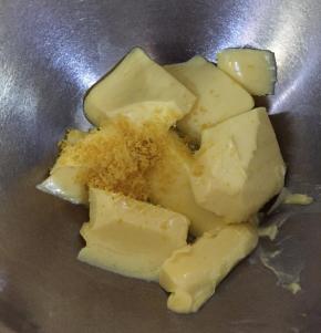 制作马芬蛋糕，将软化的黄油和柠檬皮放在打蛋盆中。