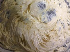 用电动打蛋器把黄油打发顺滑、打到颜色发白。