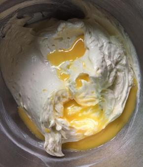 把鸡蛋分4次加入到黄油糊中，用电动打蛋器搅拌乳化，每次乳化都是鸡蛋液被完全吸收再加第二次的蛋液。