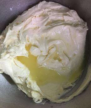 面粉搅拌均匀后加入柠檬汁，继续用打蛋器搅拌均匀。重复这一步骤3次。