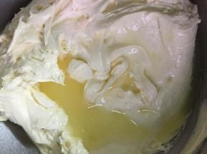 面粉搅拌均匀后加入柠檬汁，继续用打蛋器搅拌均匀。重复这一步骤3次。