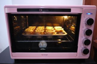 烤箱预热，上下火170度，中层烘烤30分钟。