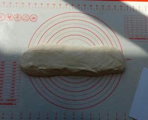 冰箱里取出面团，不要揉，整成长条状就可以