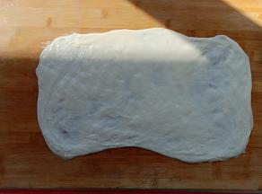 面板上抹油防粘，取一段面团用手慢慢撑开