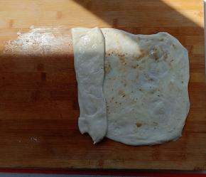 抹上油酥，如图折回来