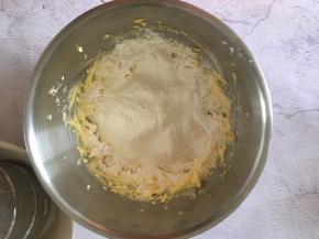 加入白糖继续打发至颜色发白，筛入低筋面粉用手抓至无干粉。