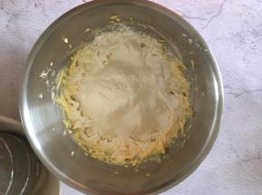 加入白糖继续打发至颜色发白，筛入低筋面粉用手抓至无干粉。