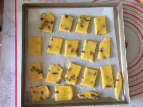 把奶酥块放在烤盘里，剩下的1个蛋黄搅拌一下，刷在奶酥表面