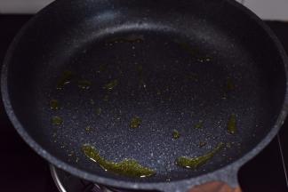 锅烧热，转小火，倒入橄榄油。