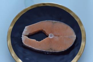 三文鱼清洗一下，用厨房纸吸干水分。