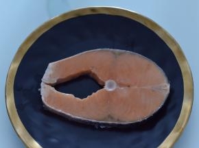 三文鱼清洗一下，用厨房纸吸干水分。