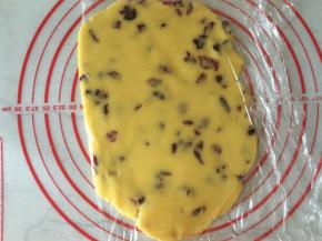 面团放在保鲜膜上，擀成厚度约1cm的薄片，切成小块。