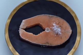 撒上盐和胡椒粒，抹匀。