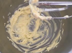 黄油室温软化至可以戳洞的程度，用打蛋器打发至羽毛状。