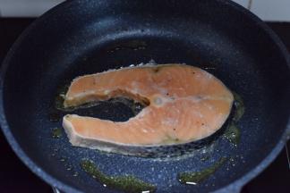 放入三文鱼进行煎制。