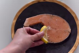 挤上柠檬汁，腌制10分钟。