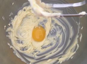 把3个蛋黄分3次加入黄油中，每一次都需要搅拌均匀之后再加下一个。
