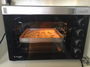 把烤盘放入预热好的烤箱，上下火170度烤20分钟左右即可。