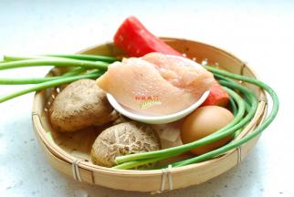 所需要的食材准备齐全。我用了2朵花菇，花菇是菌中之星，口感更好，个头比香菇要大一些，外表有好看的裂纹。没有也可以用香菇代替。