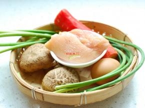 所需要的食材准备齐全。我用了2朵花菇，花菇是菌中之星，口感更好，个头比香菇要大一些，外表有好看的裂纹。没有也可以用香菇代替。