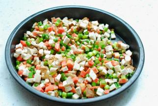 蒜薹择洗干净，切成小粒，花菇洗净切小粒，胡萝卜去皮清洗干净切成小粒，倒入食用油10克搅拌均匀。