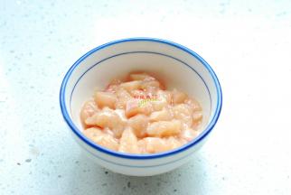 这一步来处理鸡肉。鸡胸肉清洗干净切成小丁，放入碗中，加入盐1小勺、料酒1勺、胡椒粉少许，清水3勺，顺着一个方向搅拌均匀。表面封上一层食用油，防止水分蒸发。